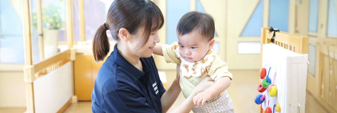 園児と保育士