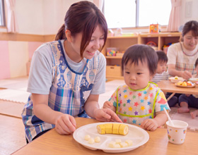 園児と保育士のおやつを食べている