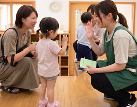 園児が降園する様子