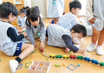 園内で遊んでいる園児